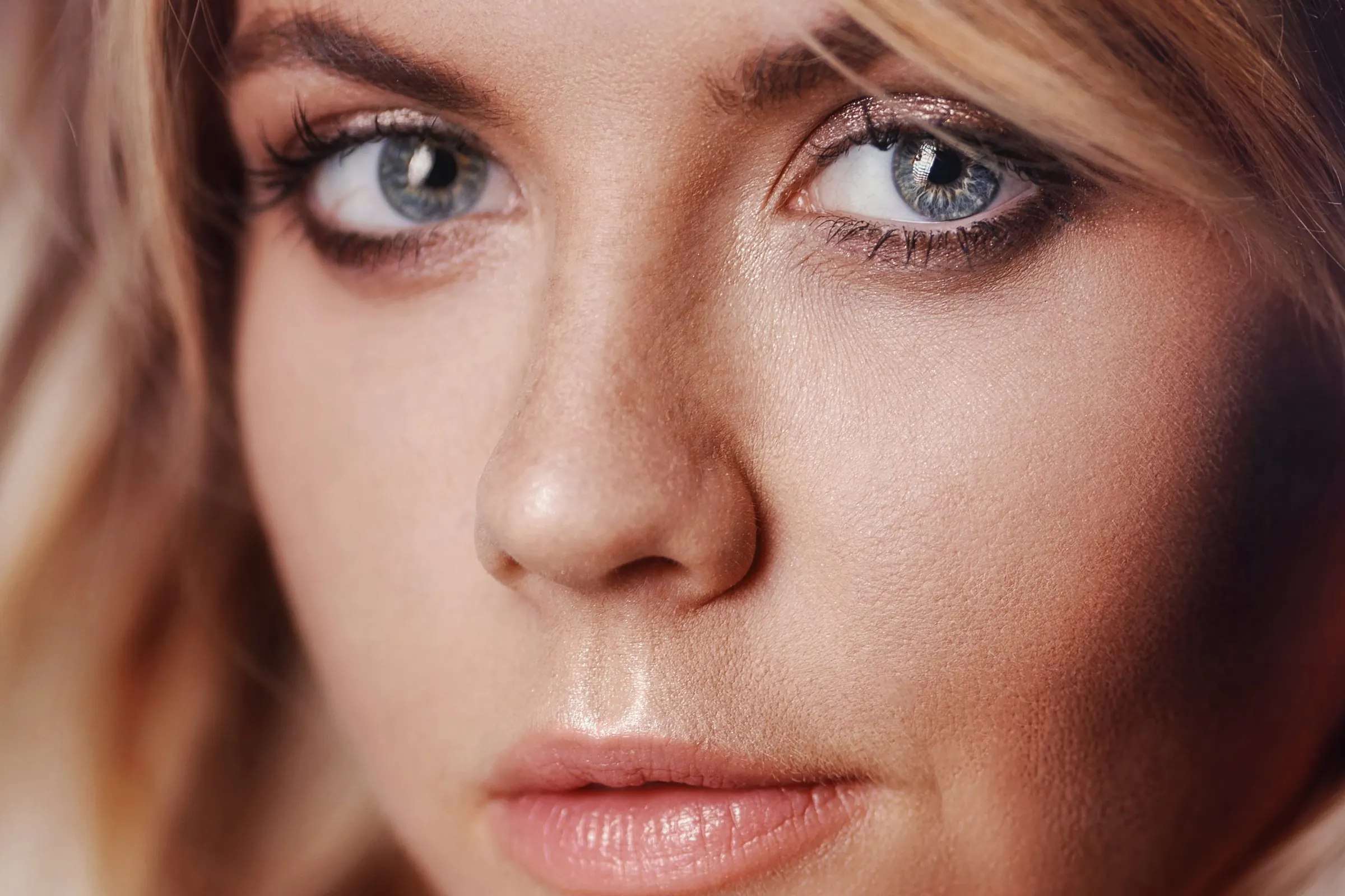 Beauty-Nahaufnahme einer Frau mit blauen Augen