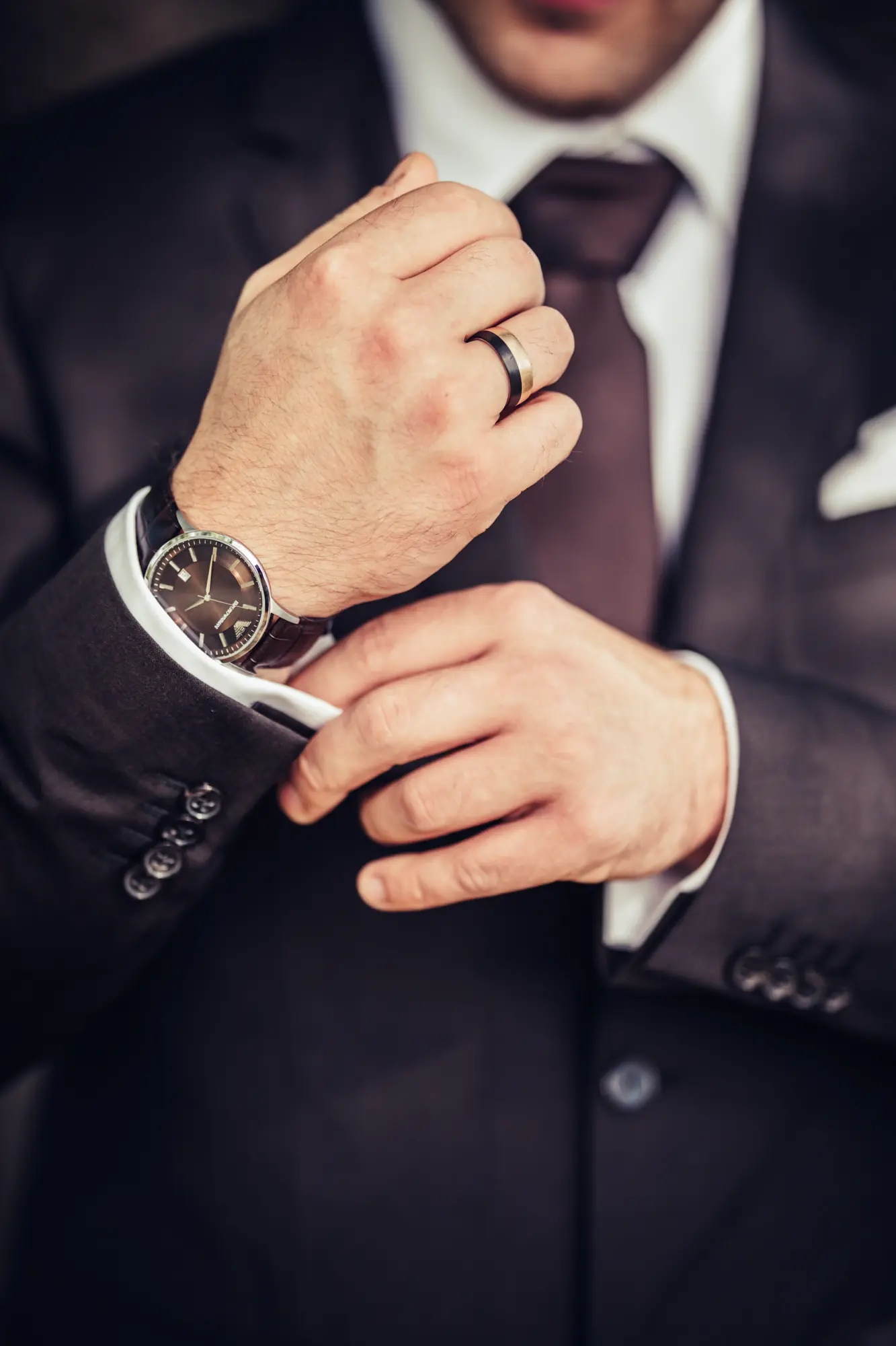 Detail: Bräutigam richtet seine Manschette, Uhr und Ehering
