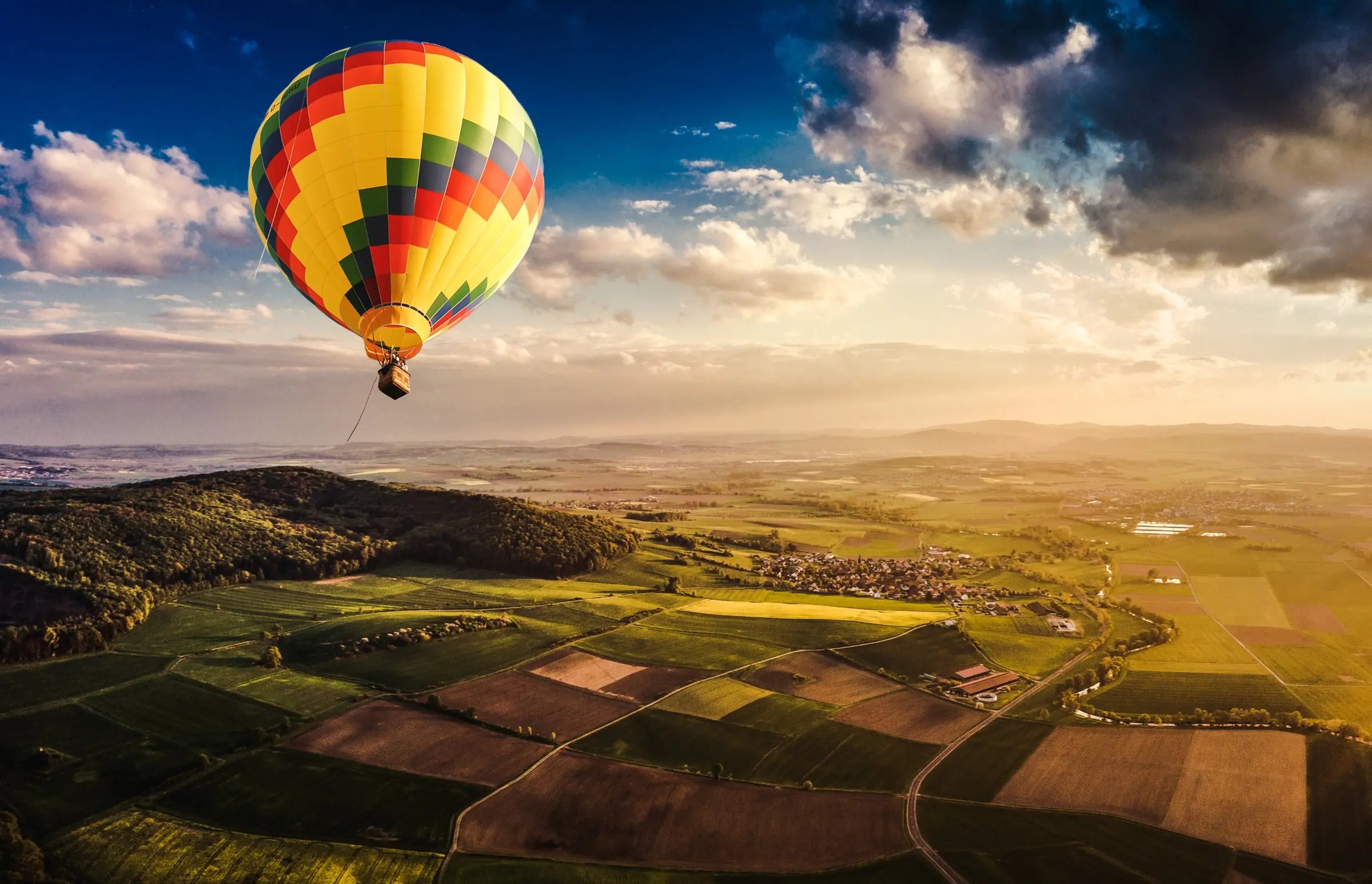 Luftaufnahme: Heißluftballon über Feldern in Nordhessen bei Abendlicht