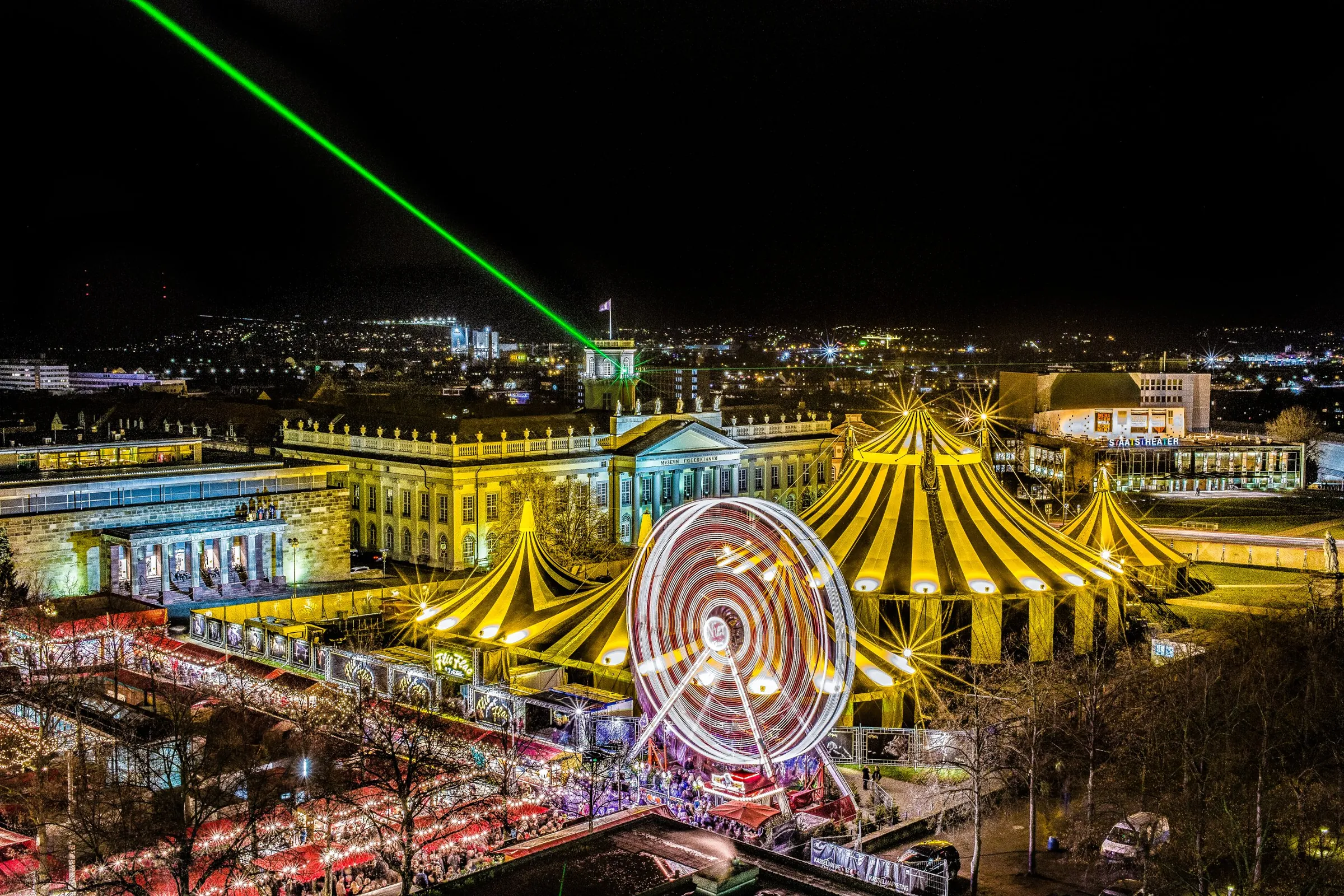 Nachtaufnahme in Kassel: Friedrichsplatz mit Fridericianum, Staatstheater, Riesenrad und Weihnachtsmarkt