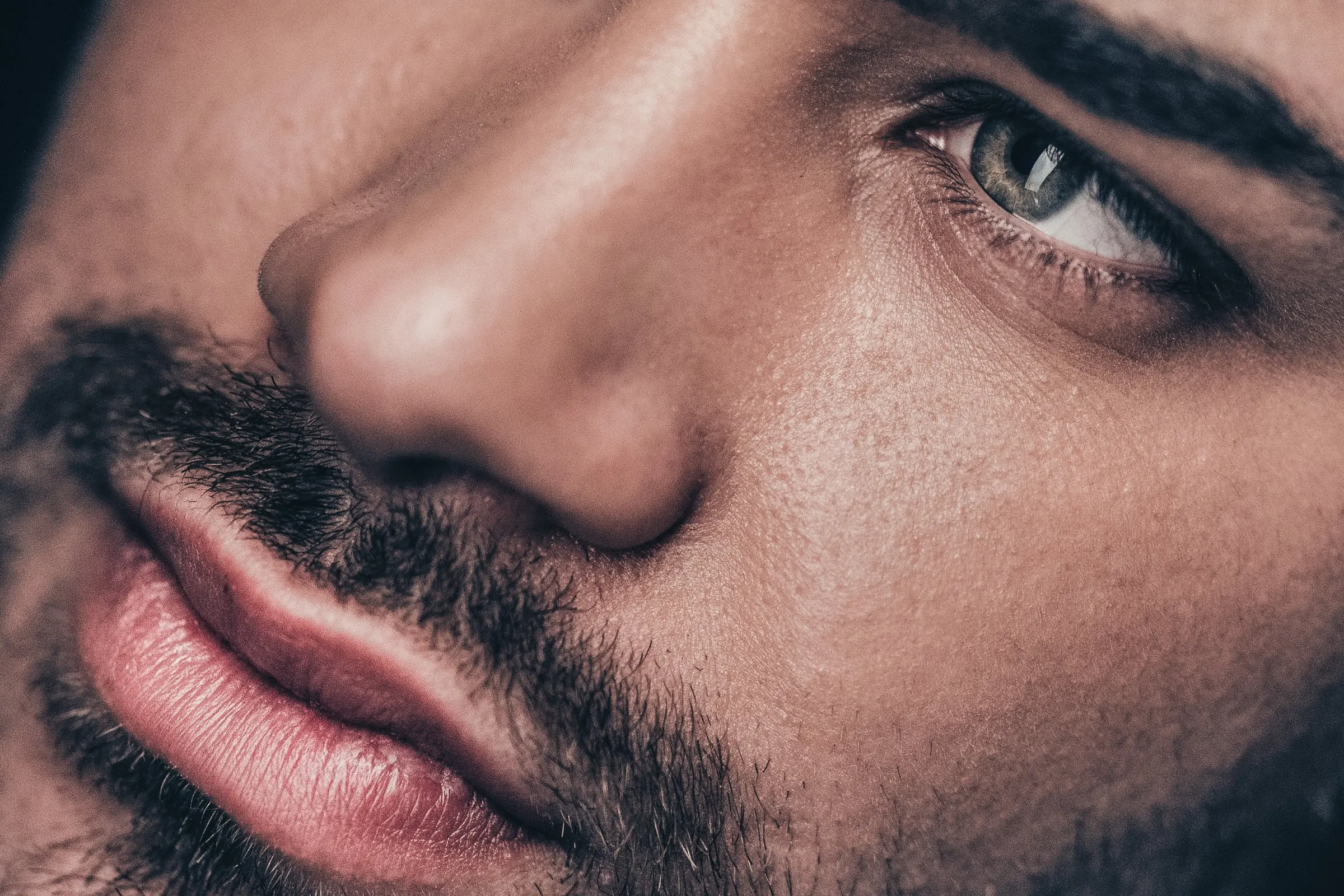 Makroporträt eines Mannes: Auge, Nase und Lippen im Detail