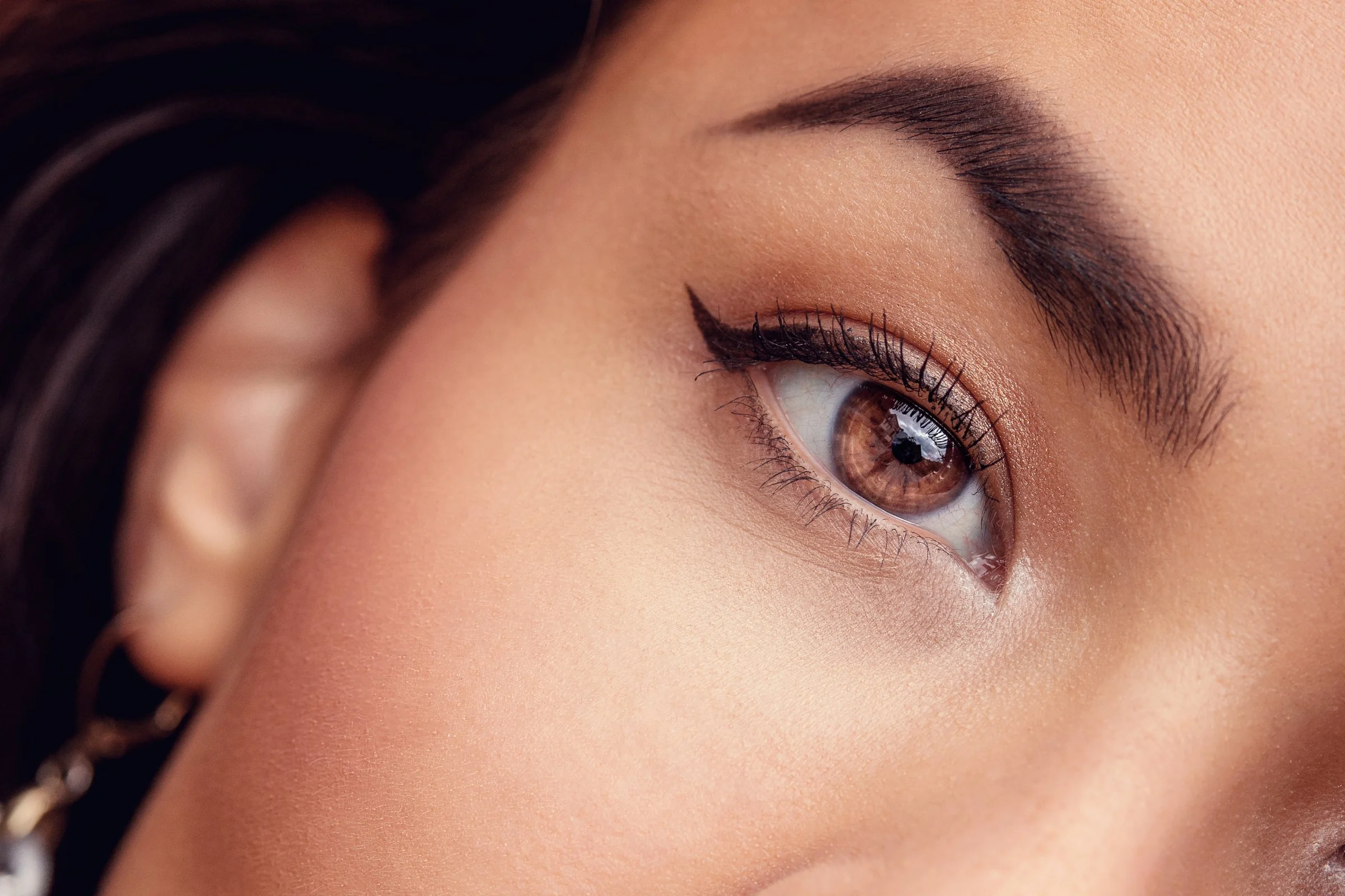 Detail: Auge mit Blick nach oben, Wimpern und Augenbraue