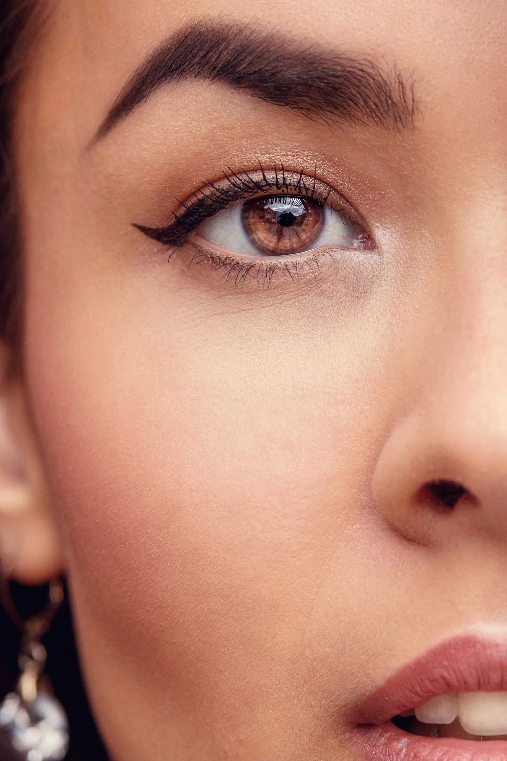Detail: Auge, Wange und Lippen mit natürlicher Hautstruktur