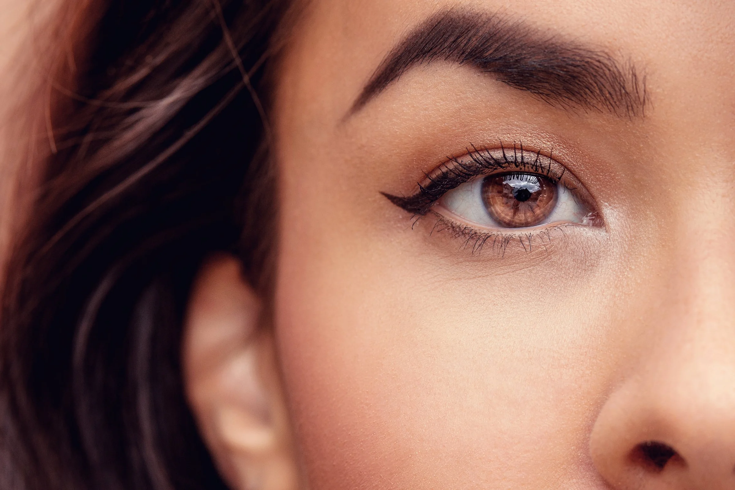 Detail: Auge mit Lidstrich, Ohr und Nasenflügel