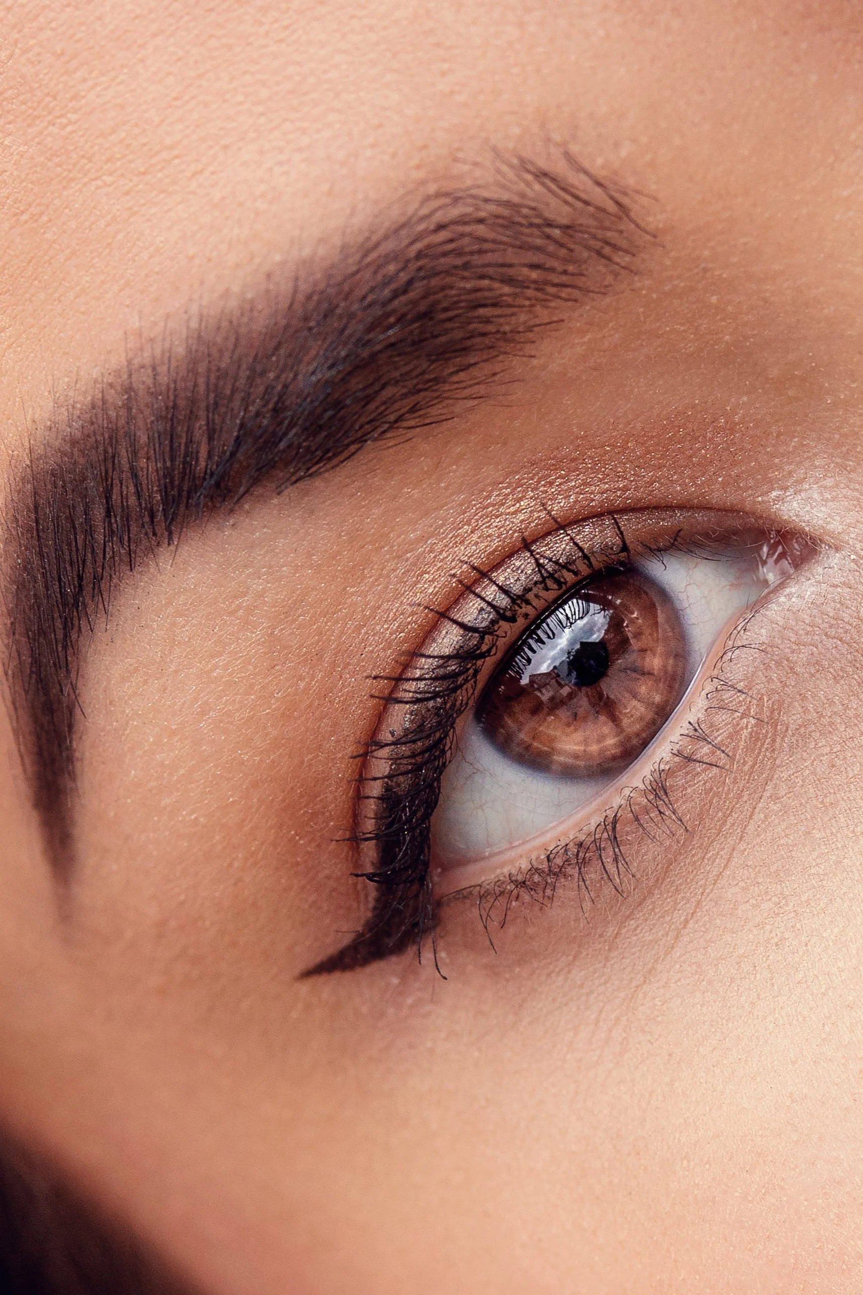 Makroaufnahme des Auges: Iris, Wimpern und Make-up