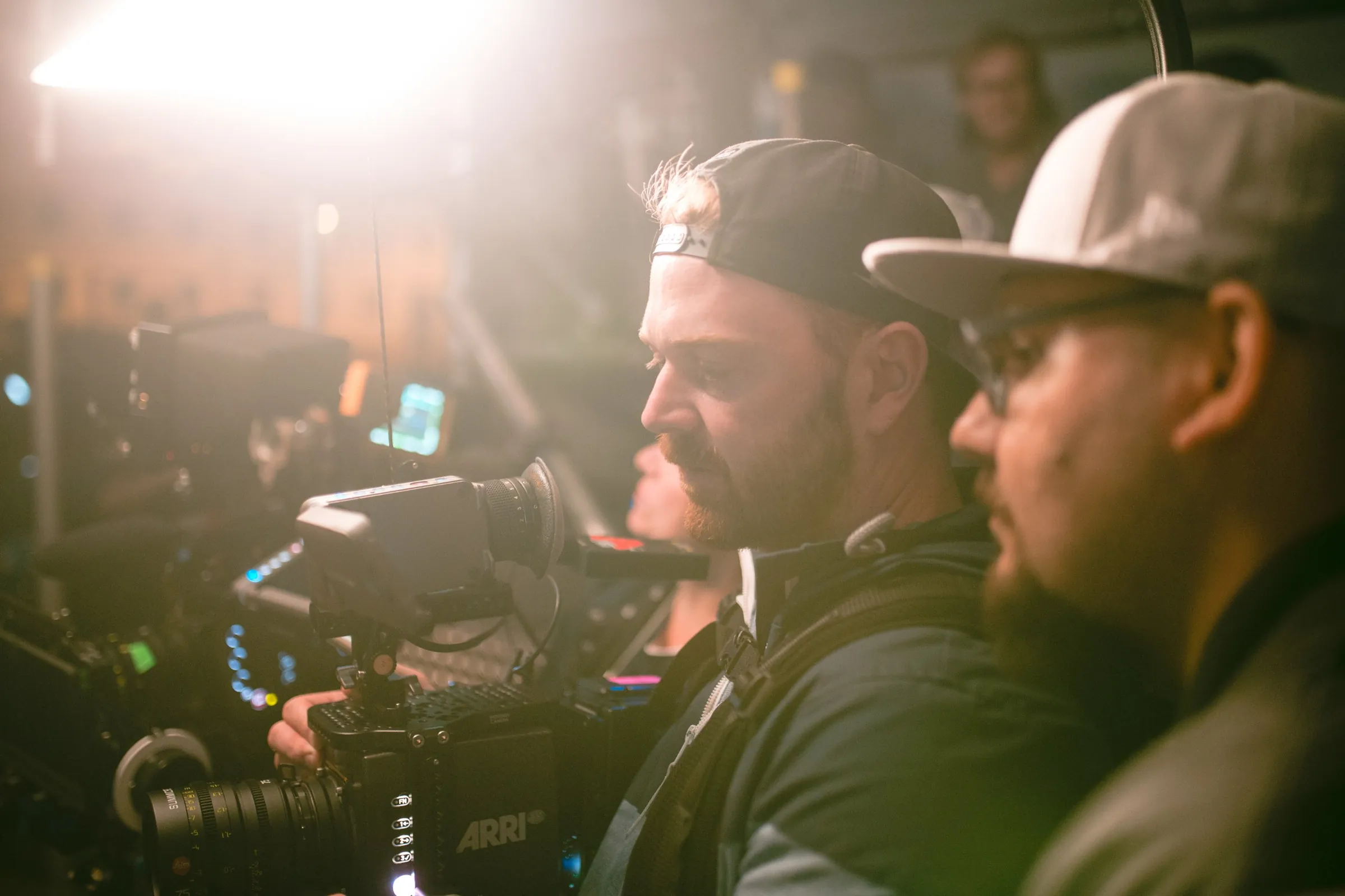Behind the Scenes bei „EneMe“: Kameramann mit Filmkamera und Crew beim Nachtdreh