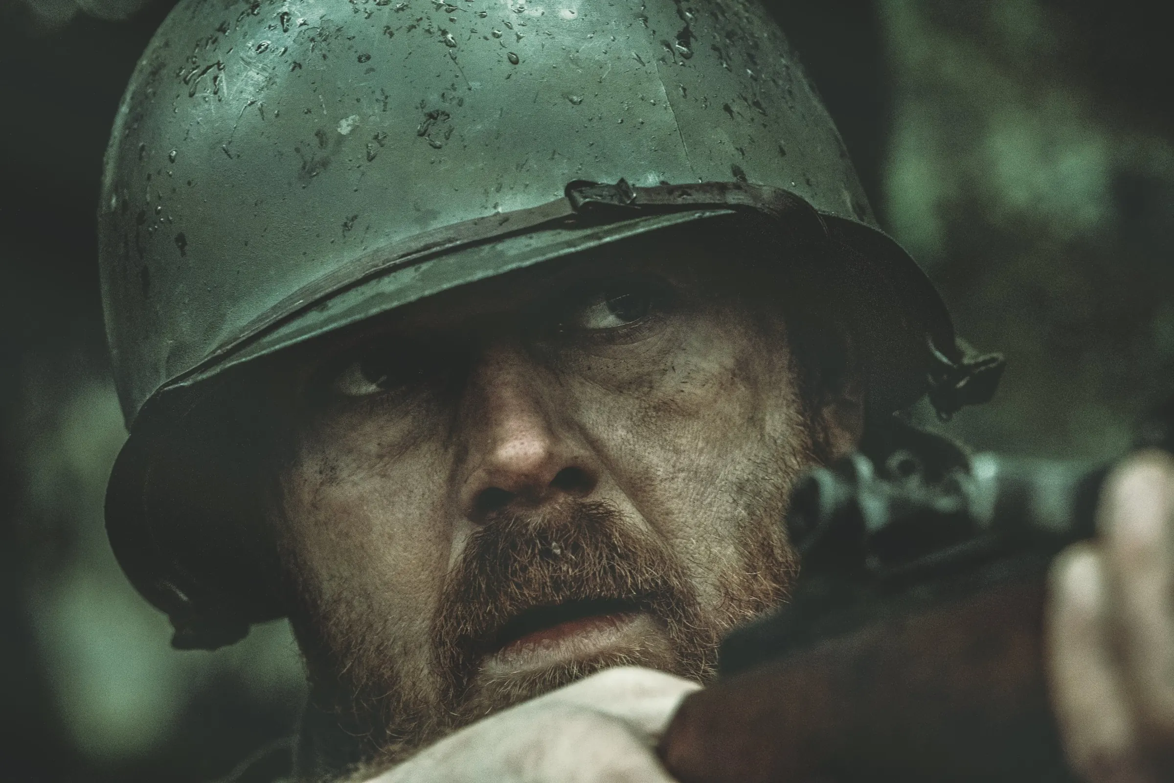 Charakterporträt eines Darstellers mit Stahlhelm am Filmset