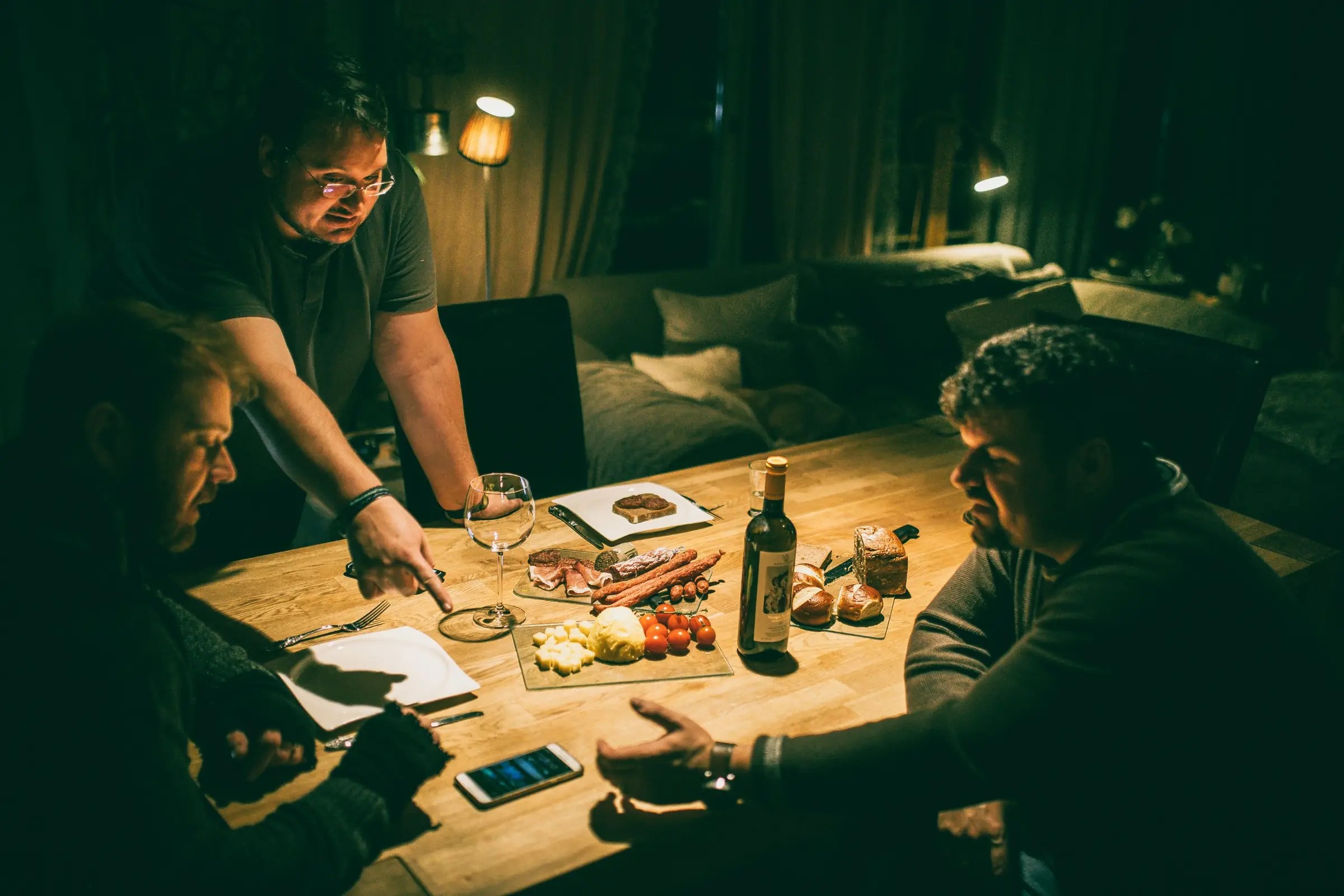 Unternehmensreportage: Besprechung im Team an einem Holztisch bei warmem Licht