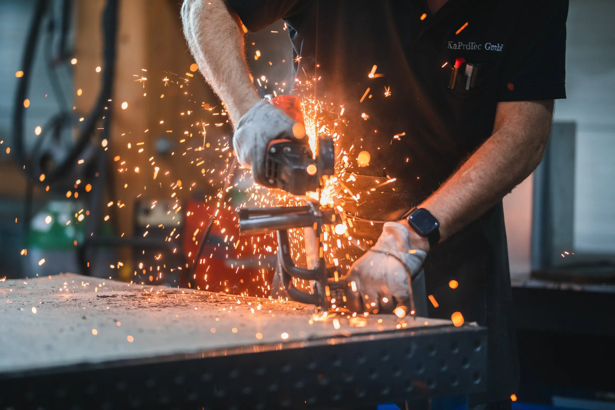 Unternehmensreportage in einem Metallbaubetrieb: Funkenflug beim Trennschleifen