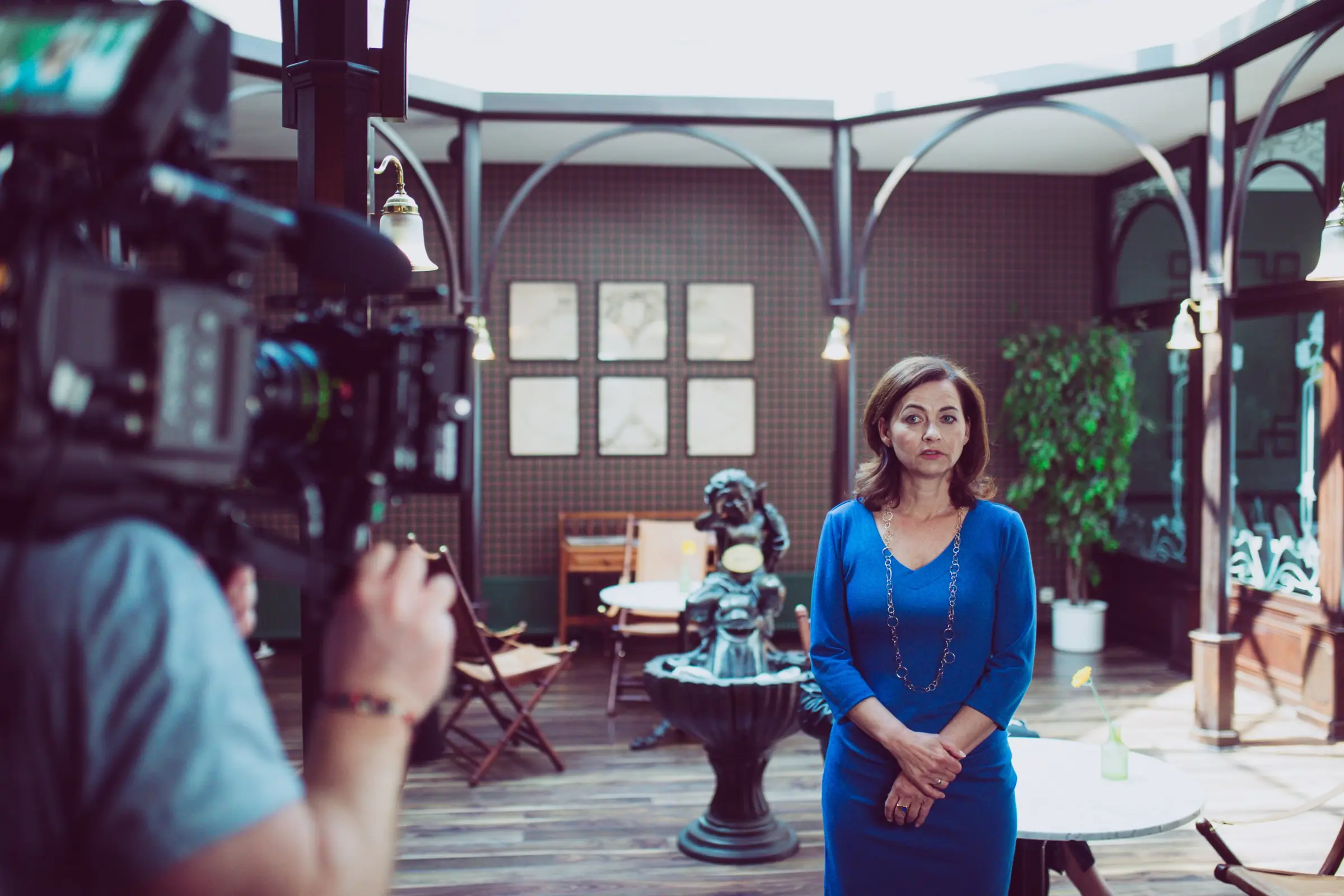 Unternehmensvideo: Interview-Dreh mit Kamerateam in einem Café