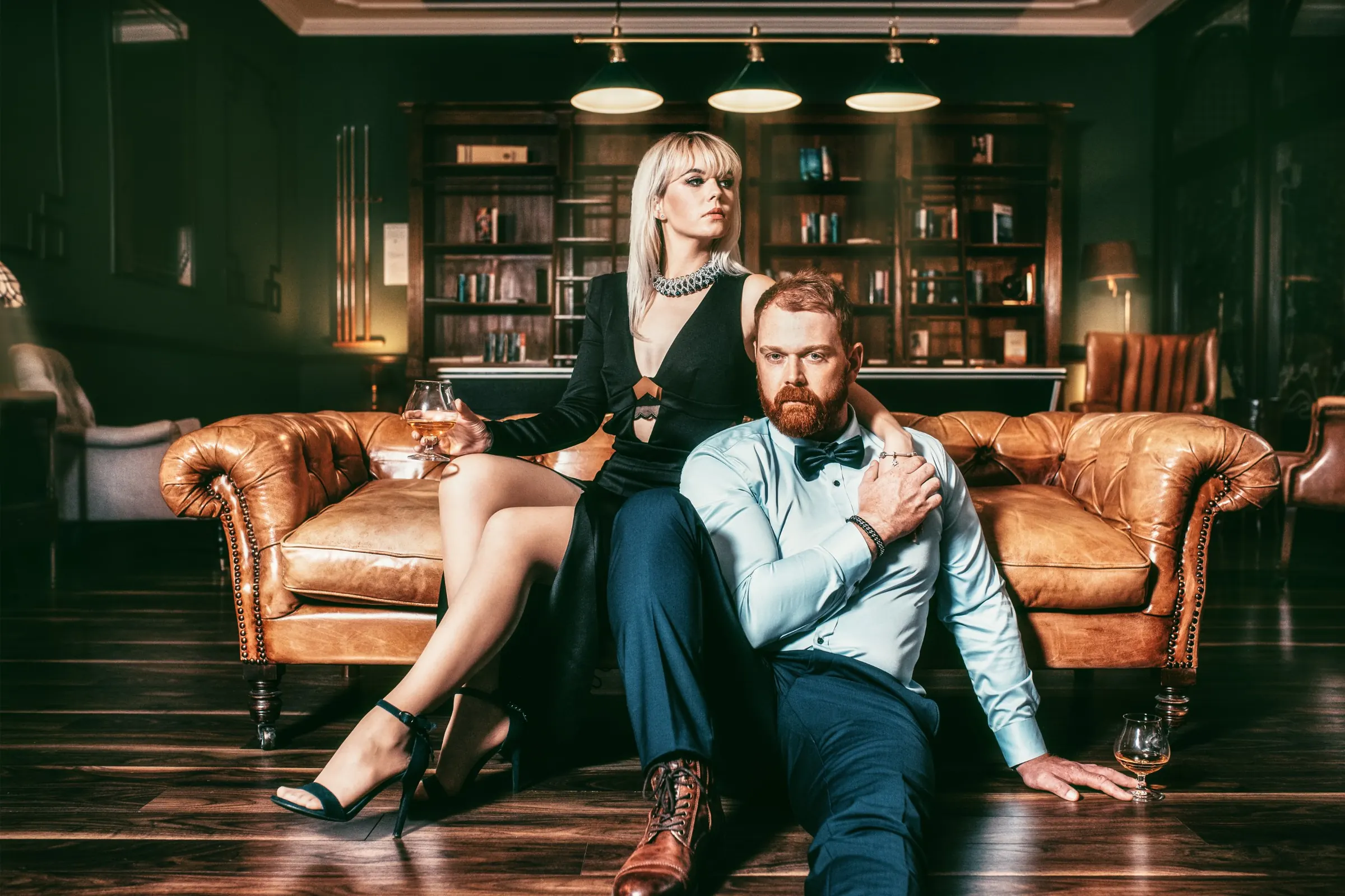 Werbefotografie: Paar auf einem Chesterfield-Sofa im Herrenzimmer